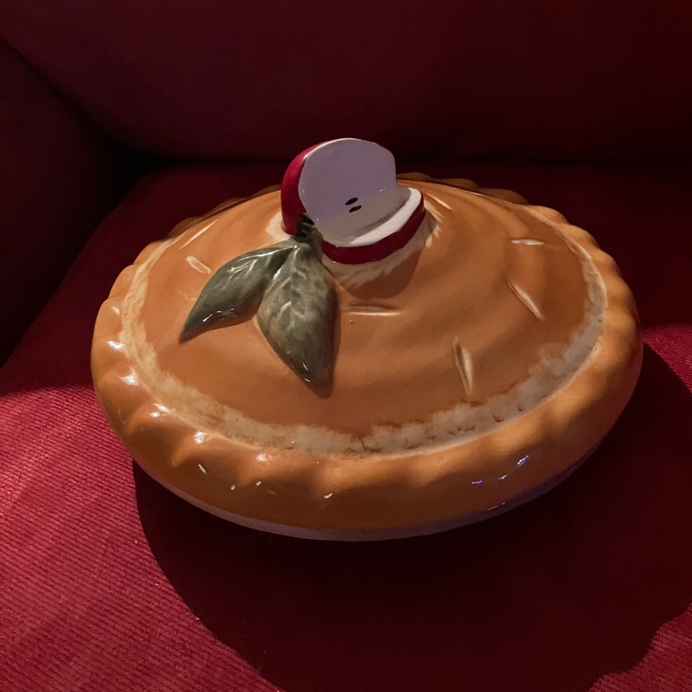 Vintage ceramic covered apple pie plate
